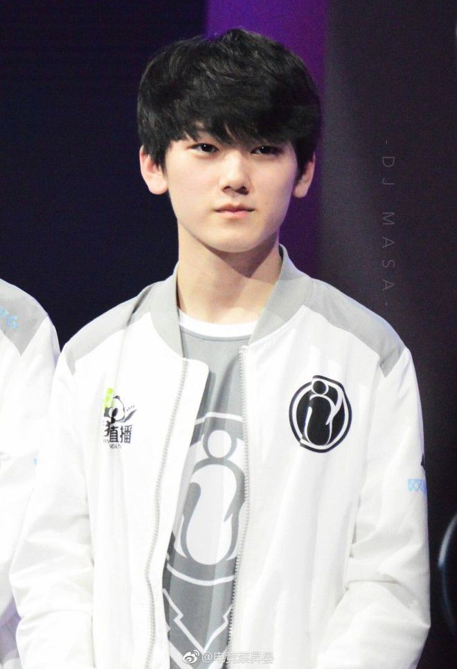 战斗歌曲开始了！Tarzan Shen已经做了12年的打野，终于掌握了这项技能。Pyez获得了四杀，双方晋级决赛轮次。